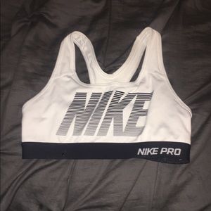 Black and white nike pro sports bra ⚫️⚪️